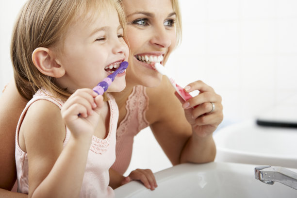 儿童刷牙