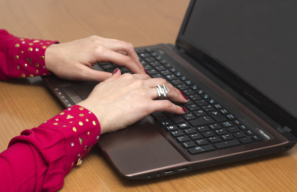 职业女性用手指敲打电脑键盘