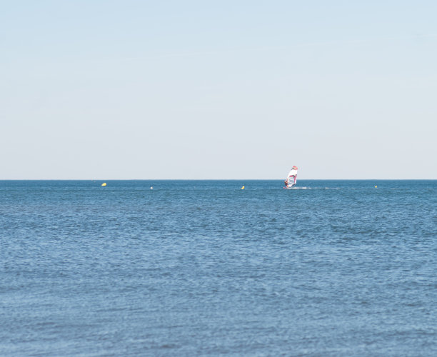 海洋蓝色大海冲浪帆船
