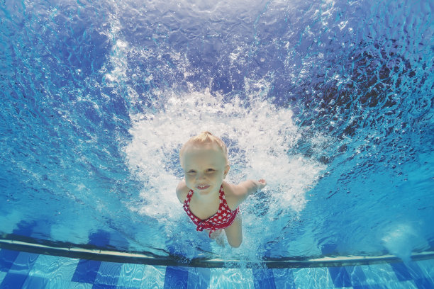 可爱小女孩游泳头像