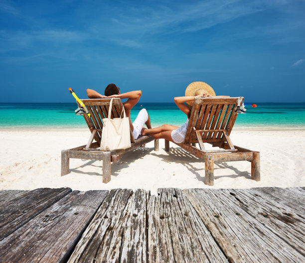 沙滩上的休闲躺椅