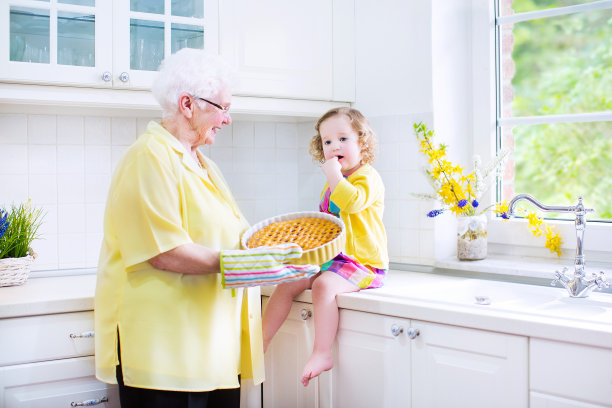 厨房里的奶奶和孙女