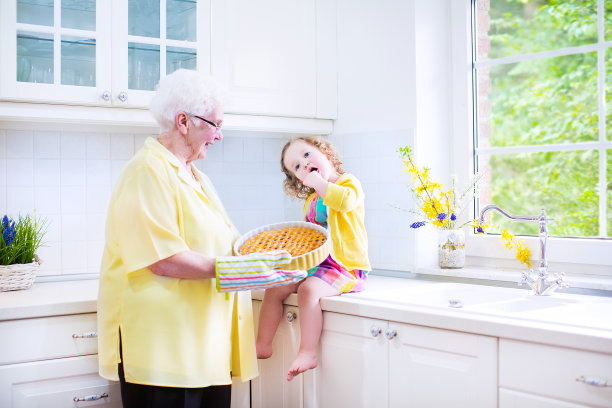 厨房里的奶奶和孙女
