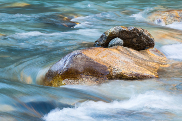 河流中岩石