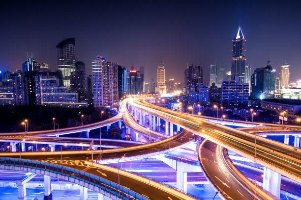 上海金融区夜景和柏油马路