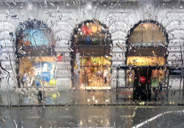 雨天的公交车站