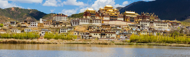 松赞林寺全景