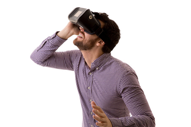 体验虚拟现实设备的男子