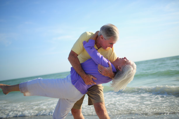 在海边跳舞的老夫妇
