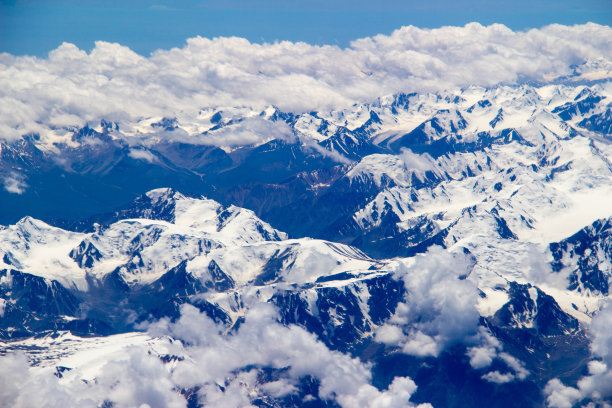 航拍天山雪山