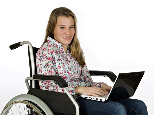 微笑的女孩坐在轮椅上