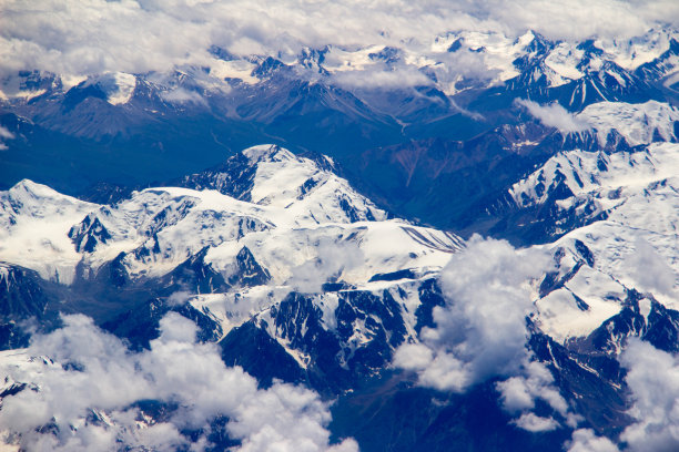 航拍天山雪山