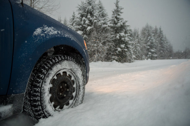 轮胎上的雪