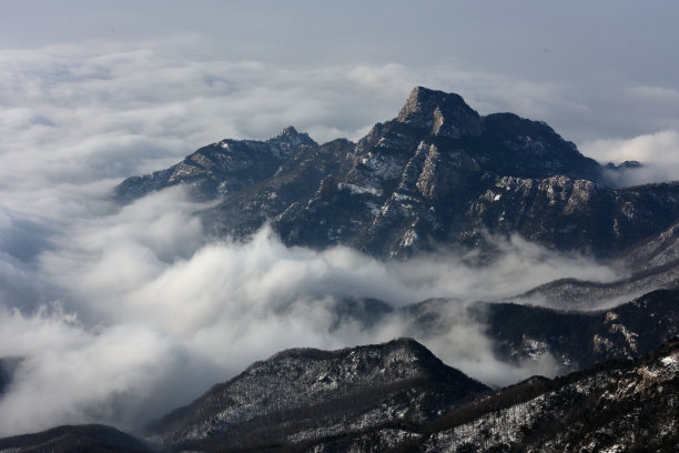 泰山下雪