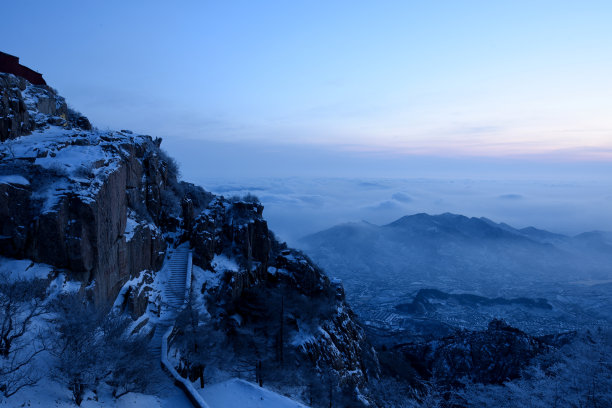 泰山下雪