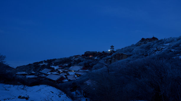 泰山下雪