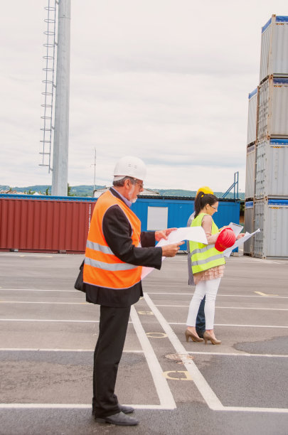 港口集装箱码头工人和经理讨论