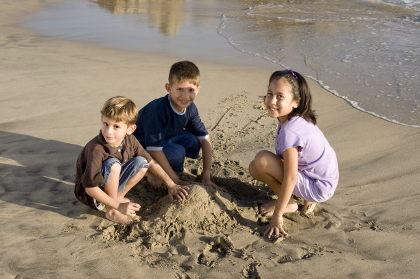 在污染的海滩上玩耍的孩子