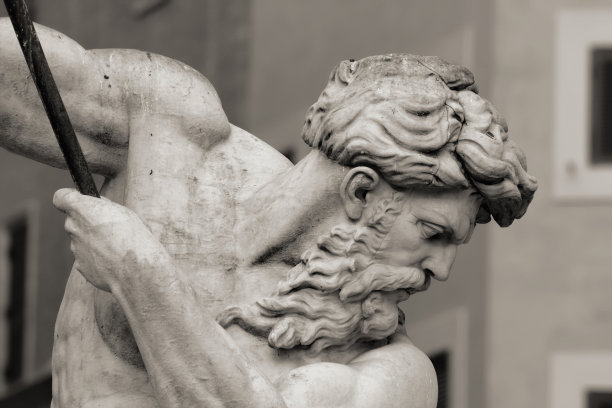 statue