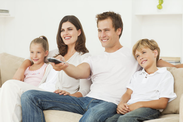 两个孩子的家庭,换频道,看电视