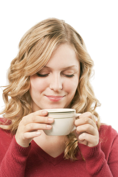 在喝一杯茶的年轻女人