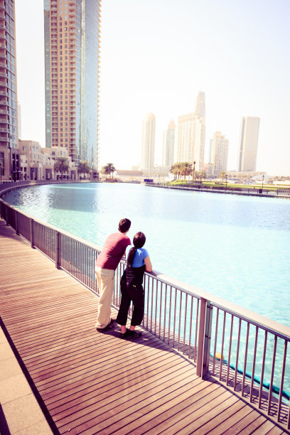 年轻女子在迪拜都市欣赏风景