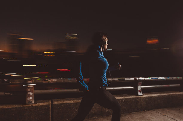 女性 夜跑
