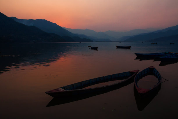 尼泊尔博卡拉费瓦湖的彩船