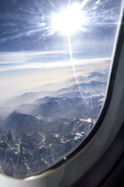 飞机上俯瞰大地山峦