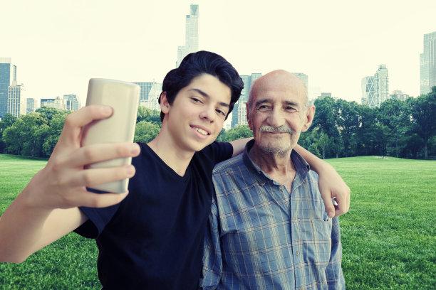 孙子和爷爷用手机自拍