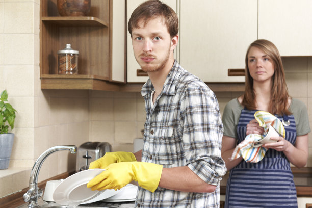 夫妇厨房洗碗