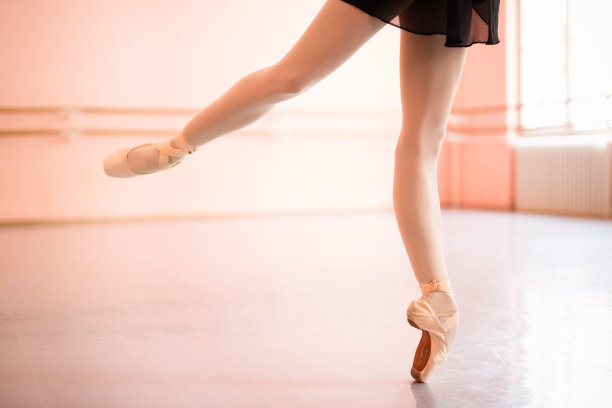 年轻女子在舞蹈室练习芭蕾舞