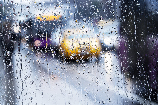 大雨中的路面水泡