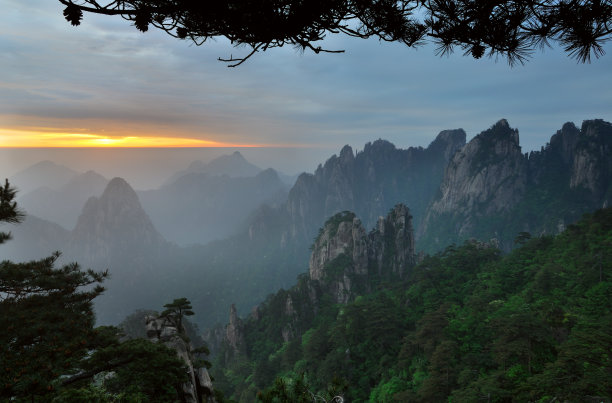 云雾中的黄山风景