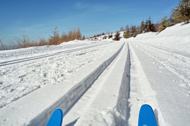 越野滑雪的小道