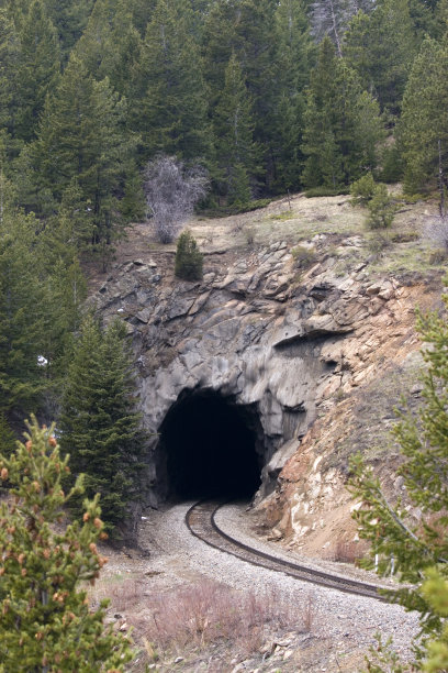 山区铁路隧道