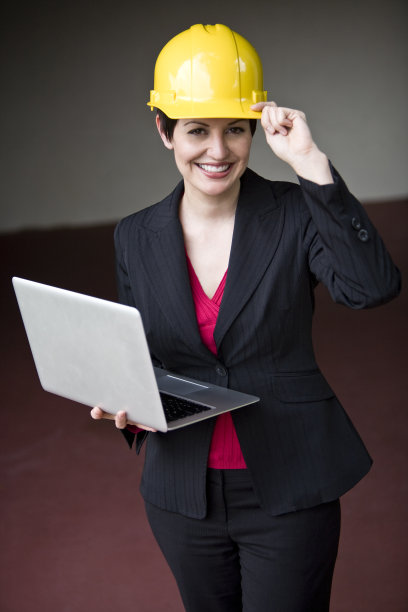 安全帽中年女工程师使用电脑