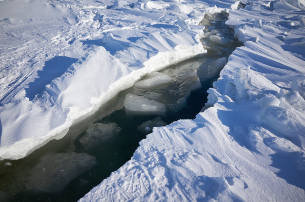 冰面冰层断裂裂纹