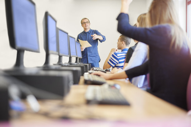 学生在电脑室上计算机课