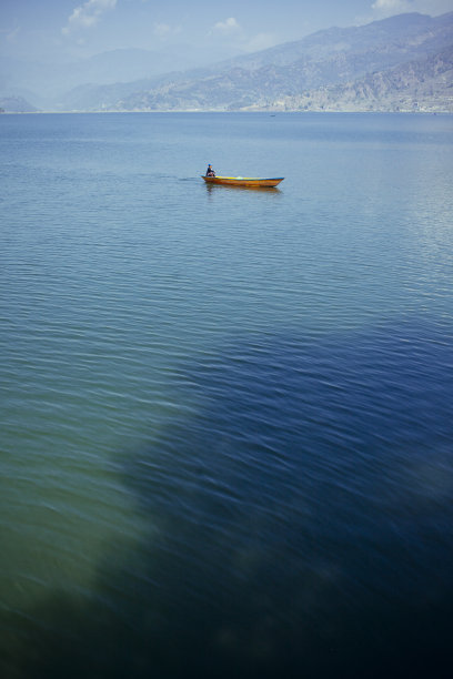 费瓦湖上泛舟