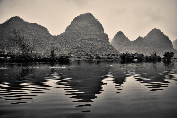 黑白桂林山水