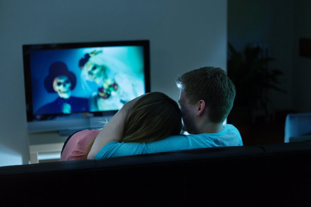 年轻夫妇在家看电影