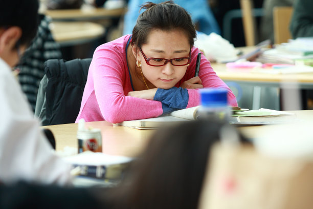 教室里的美女大学生