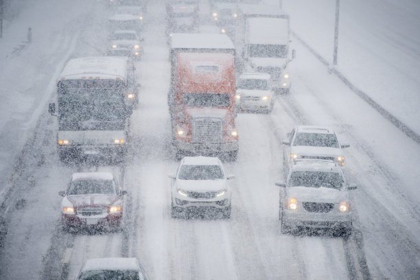 在雪中行驶