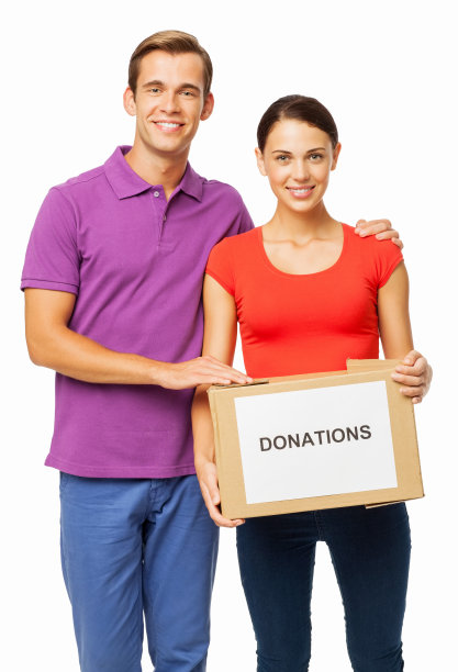 微笑的年轻夫妇携带捐赠箱