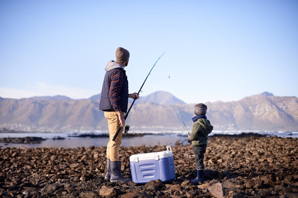 拿着鱼竿的小男孩和父亲