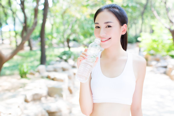 健身中国女人喝水