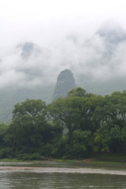 乘船游览漓江