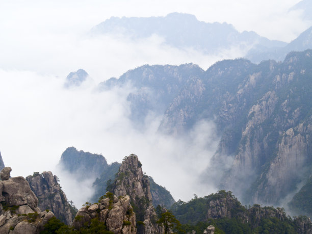 云雾中的黄山风景