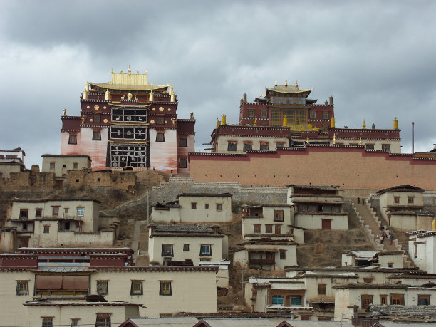 松赞林寺全景